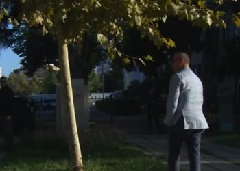 “Plehra, s’keni turp”, deputeti përplaset keq me protestuesit: Hajde këtu ta tregoj unë…(VIDEO)