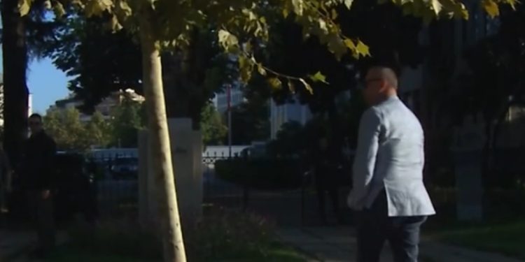 “Plehra, s’keni turp”, deputeti përplaset keq me protestuesit: Hajde këtu ta tregoj unë…(VIDEO)
