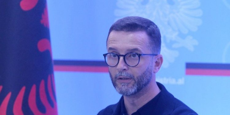 Erion Braçe befason me propozimin:T’i bëjmë presion Greqisë që të miratojnë ligjin për…