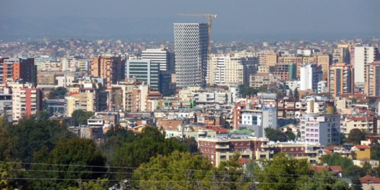 Paralajmëron kreu i shoqatës së ndërtuesve: Lajm i keq! Apartamentet në Tiranë do të…