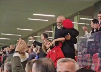 “Rama i mërzitur kur shënonte Shqipëria”/ Ja e vërteta e FOTO-ve të nxjerra nga konteksti…
