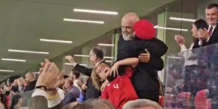 “Rama i mërzitur kur shënonte Shqipëria”/ Ja e vërteta e FOTO-ve të nxjerra nga konteksti…