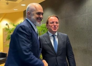 Berisha nën hetim nga SPAK-u, në krahun tjetër Edi Rama shfaqet i qeshur në…