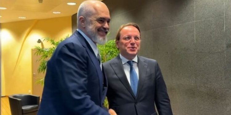 Berisha nën hetim nga SPAK-u, në krahun tjetër Edi Rama shfaqet i qeshur në…