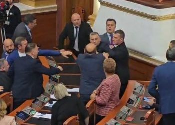 LAJM I FUNDIT – E turpshme! Deputeti i Berishës godet me grusht Socialistin, shikoni…