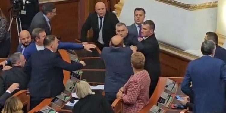 LAJM I FUNDIT – E turpshme! Deputeti i Berishës godet me grusht Socialistin, shikoni…