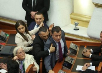 LAJM I FUNDIT – Qëlloi me grusht, merret VENDIM urgjent për deputetin e PD-së, përjashtohet…