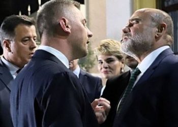 “Si merr guximin!”/ Dy deputetët pas sherrit dalin jashtë Kuvendit, çfarë u tha mes tyre…