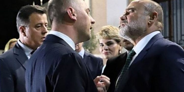 “Si merr guximin!”/ Dy deputetët pas sherrit dalin jashtë Kuvendit, çfarë u tha mes tyre…