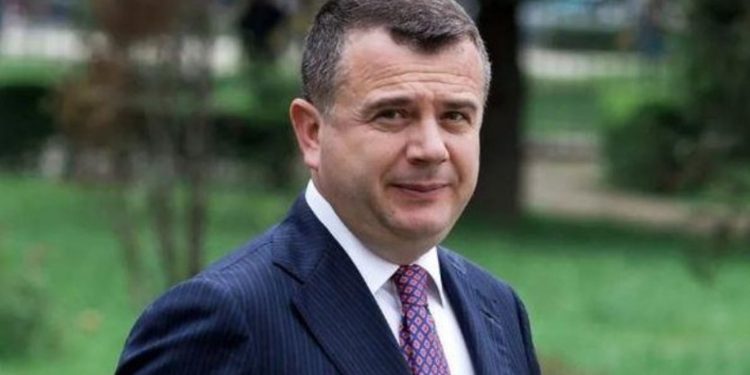 “Zotohem se do t’i godasim!”/ Ministri Taulant Balla ka dy fjalë për ata që…