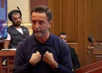 “Banditë në Kuvend!”/ Braçe “shpërthen” keq ndaj deputetit të PD që goditi me grusht Socialistin…