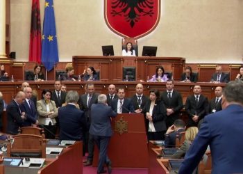 Tjetër “kaos” në Kuvend/ “Skenari” i Berishës, 23 deputetët e përjashtuar do shkojnë 30 minuta para…