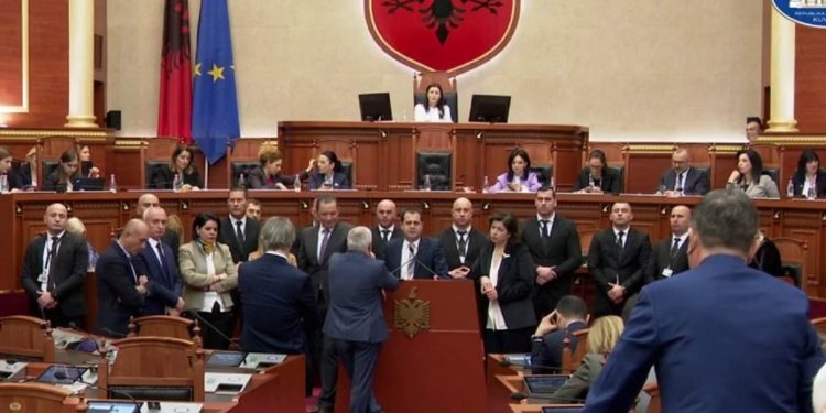 Tjetër “kaos” në Kuvend/ “Skenari” i Berishës, 23 deputetët e përjashtuar do shkojnë 30 minuta para…