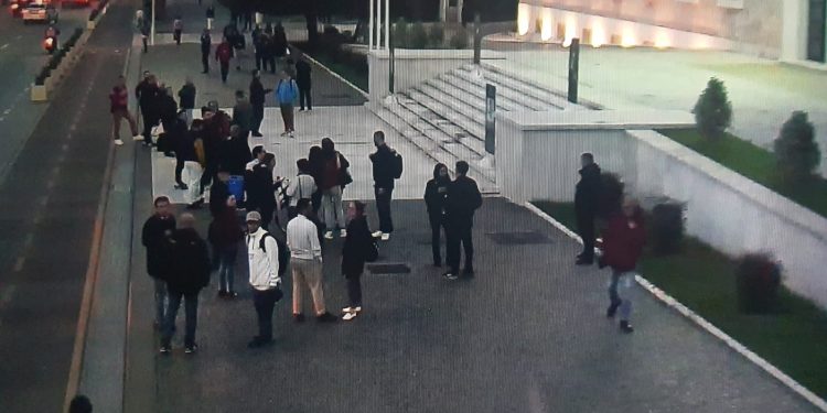 Dështon me sukses protesta kundër marrëveshjes Rama-Meloni për refugjatët, shikoni pjesëmarrjen…
