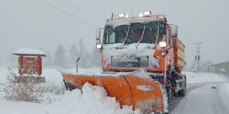 Dëbora e madhe “pushton” Shqipërinë, policia njofton shoferët: Bllokohet aksi kombëtar…