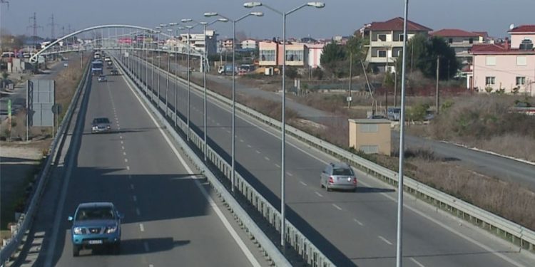 Gati zgjerimi i autostradës Tiranë-Durrës me 3 korsi, ja kur fillon!