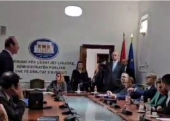 Kapërcyen kangjëllat dhe dritaret, “mësyjnë” deputetët e Berishës: “Po na rrahin o…