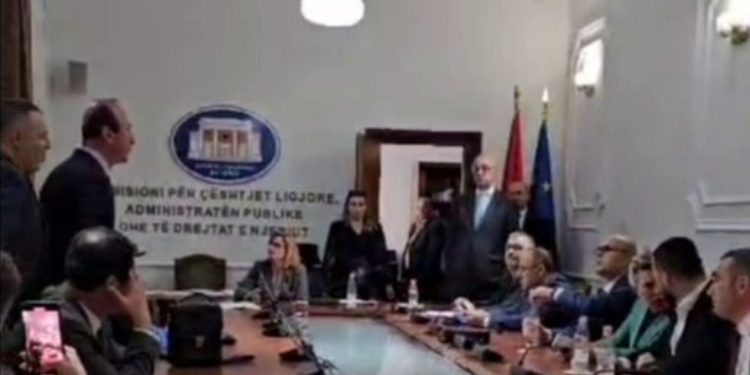Kapërcyen kangjëllat dhe dritaret, “mësyjnë” deputetët e Berishës: “Po na rrahin o…