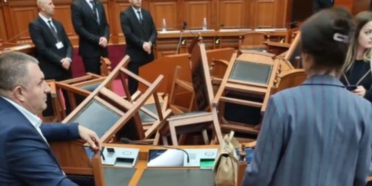 Shkaktoi kaos në Kuvend/ Nikolla merr VENDIM, dënon deputetin e Sali Berishës…