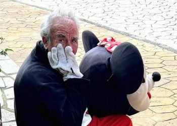 Realiteti i hidhur! Sytë e trishtuar që fshihen pas maskës që gëzon fëmijët e Tiranës