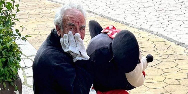 Realiteti i hidhur! Sytë e trishtuar që fshihen pas maskës që gëzon fëmijët e Tiranës