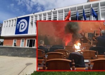 Dalin EMRAT/ Kush janë deputetet që futën flakadanë në Kuvend, zjarrin ia vendosi…