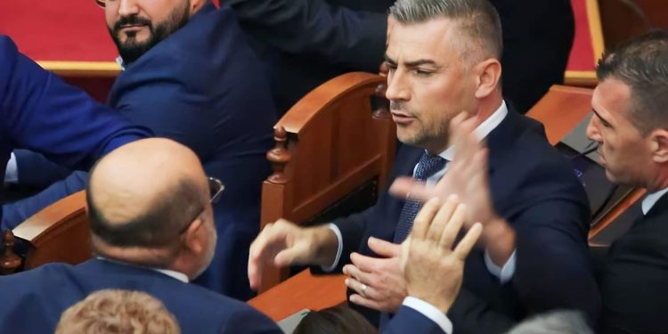 Goditi me grusht deputetin e PS/ Çfarë thotë ligji? Sa rrezikon demokrati Bledjon Nallbati…