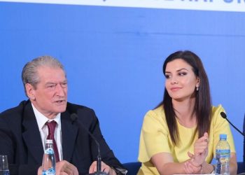 Çfarë nuk i pëlqeu?! Sali Berisha urdhëron Floriana Garon: Hiqini këto…
