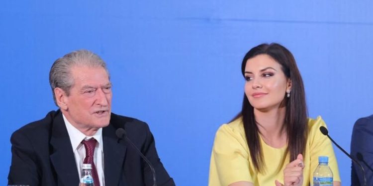 Çfarë nuk i pëlqeu?! Sali Berisha urdhëron Floriana Garon: Hiqini këto…