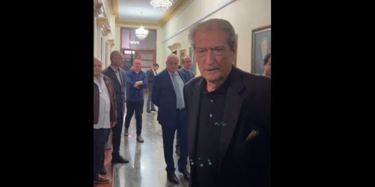 Aksioni i PD nuk ngjall shpresë, njerëzit tallen me Berishën: Do të mbyllë në banjë…