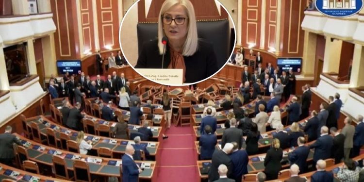 Ngelën pa karrige/ Mes kaosit nis seanca, Nikolla bën propozimin e pazakontë: Do të…