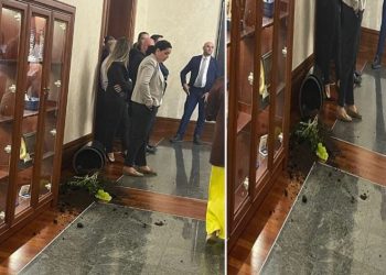 KAOS në Kryesinë e Kuvendit, deputetët e opozitës “gardh” në dyert e sallave, rrëzojnë…