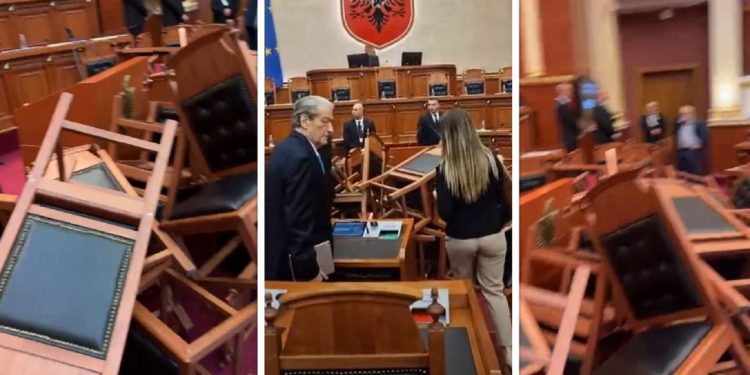 LAJM I FUNDIT – Deputetët e Berishës shkaktojnë KAOS në Kuvend, flakin karriget mbi foltore