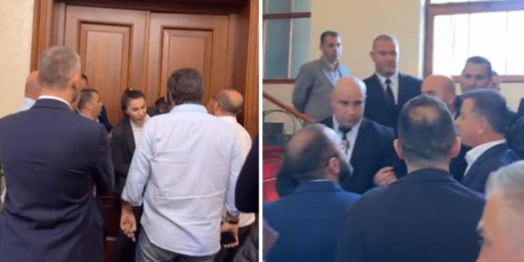 Deputetët e PD hyjnë me forcë në Kuvend, “shqyejnë” derën e zyrës së Nikollës…