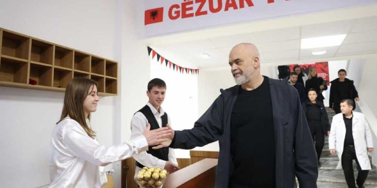 “Kam një porosi për të rinjtë!”/ Edi Rama na tregon se çfarë duhet të bëjmë me…