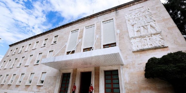 Rama e firmosi/ Qeveria i jep “OK” marrëveshjes së bujshme të kryeministrit me…