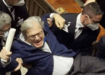 Në Shqipëri i vënë flakën Kuvendit, por shikoni si nxirret jashtë deputeti në Itali… (VIDEO)