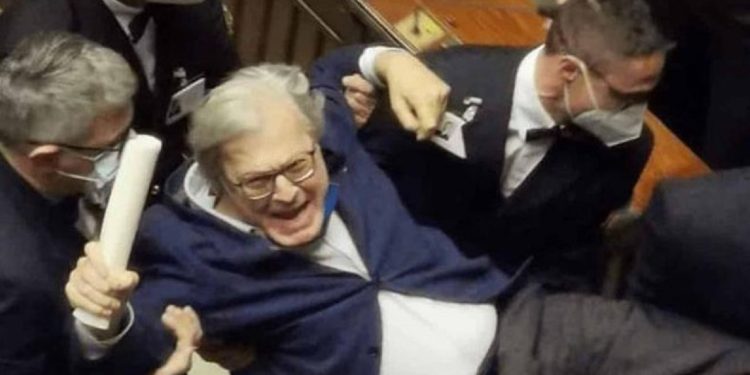 Në Shqipëri i vënë flakën Kuvendit, por shikoni si nxirret jashtë deputeti në Itali… (VIDEO)