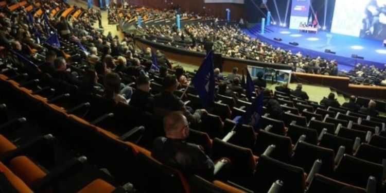 Sali Berisha “braktiset” nga të gjithë! Shikoni sallën bosh në Kuvendin e PD (VIDEO)