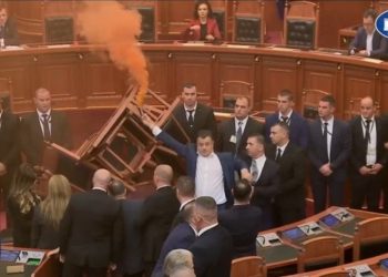 E turpshme! Hedhin tymuese në Kuvend! Nikolla përjashton Flamur Nokën: Keni…
