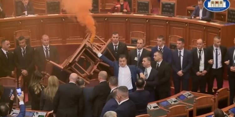 E turpshme! Hedhin tymuese në Kuvend! Nikolla përjashton Flamur Nokën: Keni…
