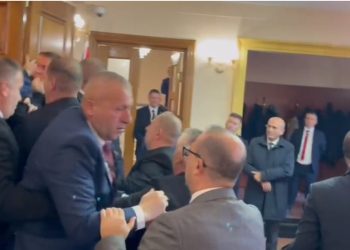 “Ja çfarë bën Rama, frikacaku…”, momenti kur deputetët e Berishës përleshen me gardistët!