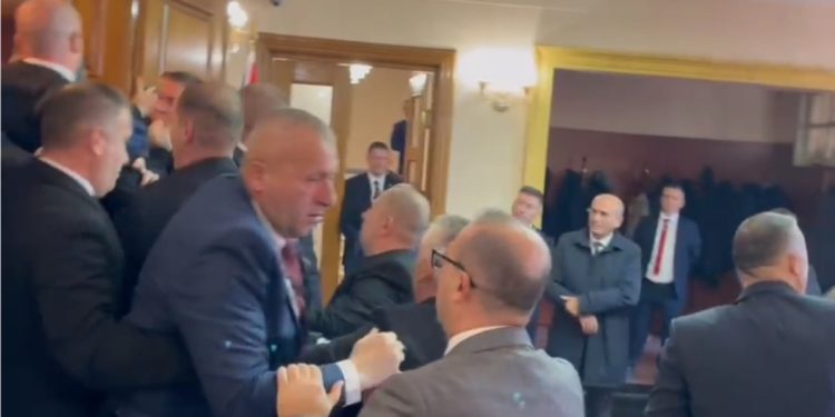 “Ja çfarë bën Rama, frikacaku…”, momenti kur deputetët e Berishës përleshen me gardistët!