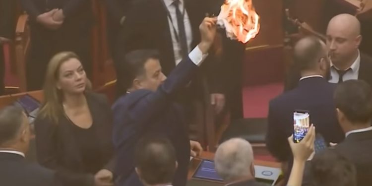 Flamur Noka ndezi zjarr në Kuvend, reagon Balla: Dënohet deri në 5 vite burg, kush…