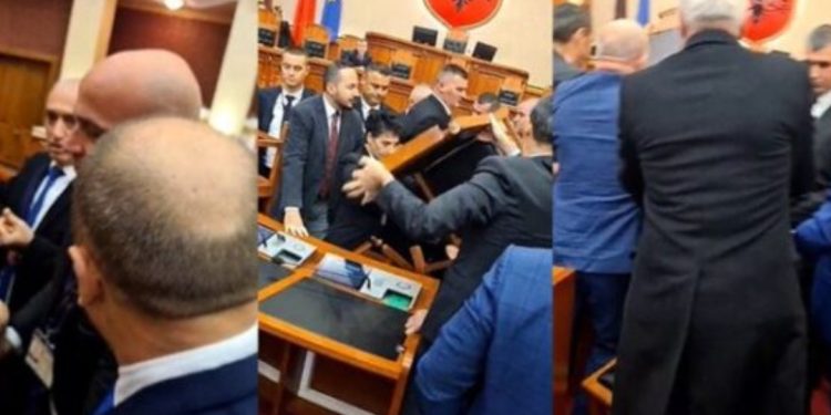 E turpshme! Deputetët e Berishës nisin skenarin e kaosit, Përplasen fizikisht me Gardën