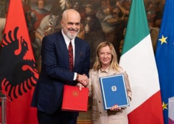 Gjykata Kushtetuese pezullon marrëveshjen Rama-Meloni për refugjatët, caktohet…