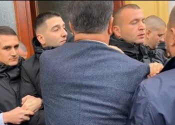 Deputetët e Berishës po futen me forcë, Noka përplaset me Gardën, qëllon me shkelmë…