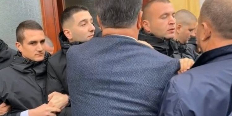 Deputetët e Berishës po futen me forcë, Noka përplaset me Gardën, qëllon me shkelmë…