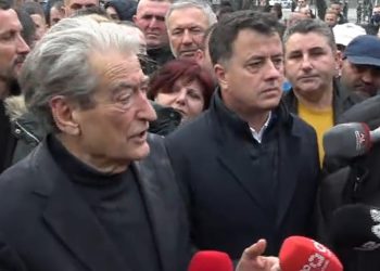 “Foltorja” hidhet në protestë, ditën që vendoset për arrestimin e Berishës…