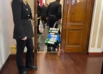 SPAK kërkon arrestimin e Berishës, Prokurorët futen me karrocën plot me dosje, shikoni…